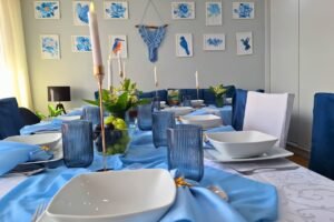 Dekoracja komunijna biało-niebieska w domu