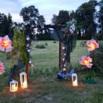 Dekoracja plenerowa nocą