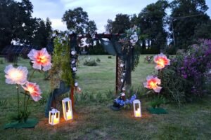 Dekoracja plenerowa nocą