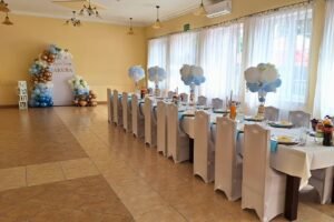 Dekoracja sali na chrzciny dla chłopca w restauracji