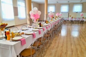 Dekoracja sali na chrzciny dla dziewczynki w remizie