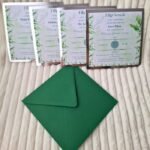 Jednokartkowe zaproszenia na Komunię świętą z motywem roślinnym