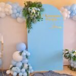 Ścianka balonowa biało-niebieska na komunię dla chłopca