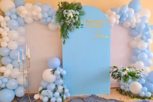 Ścianka balonowa biało-niebieska na komunię dla chłopca