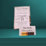 Winietki na stół w stylu zaproszenia srebrny motyw