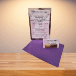 Winietki na stół z merci w stylu zaproszenia