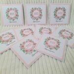 Personalizowane zaproszenia komunijne z akwarelowymi różami i ręcznie naklejanym symbolem IHS – elegancki wzór dla dziewczynki