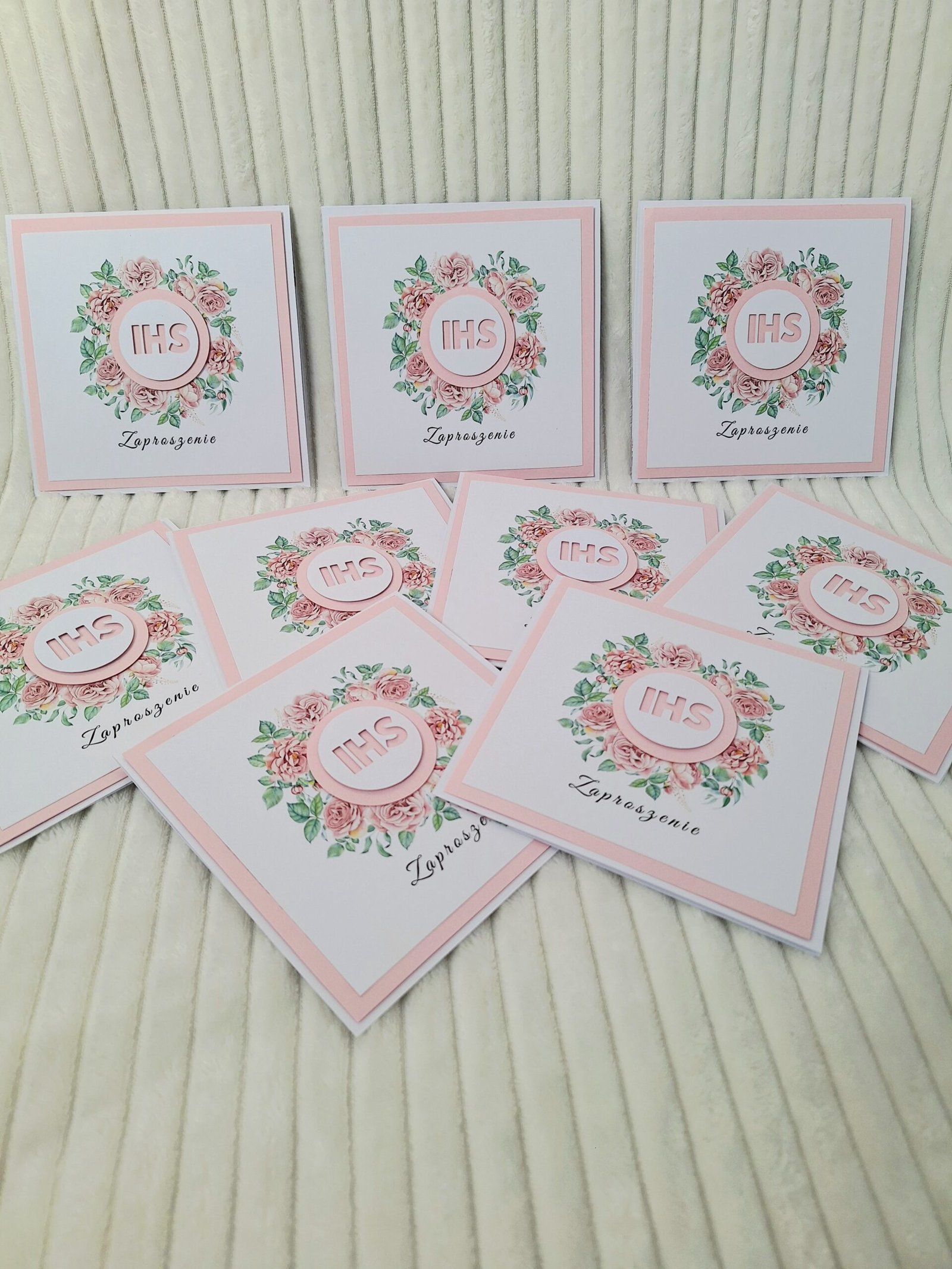 Personalizowane zaproszenia komunijne z akwarelowymi różami i ręcznie naklejanym symbolem IHS – elegancki wzór dla dziewczynki
