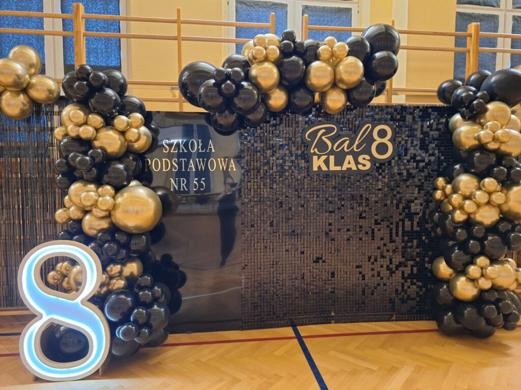 Ścianka cekinowa z czarno-złotą girlandą balonową i świecącą cyfrą 8 – bal szkolny w Łodzi