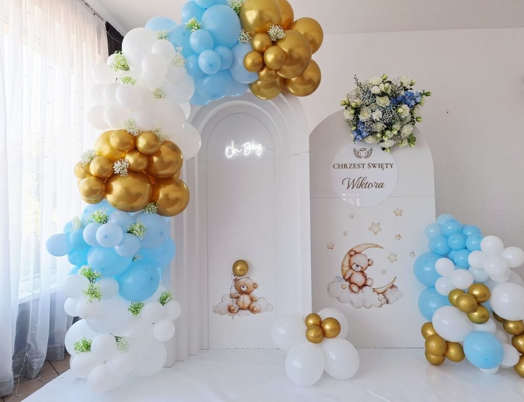 Łuk z balonów w błękicie, bieli i złocie przy ściance na chrzest – chrzest w Przykonie