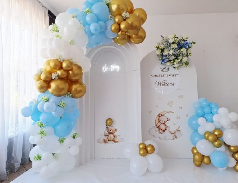 Łuk z balonów w błękicie, bieli i złocie przy ściance na chrzest – chrzest w Przykonie
