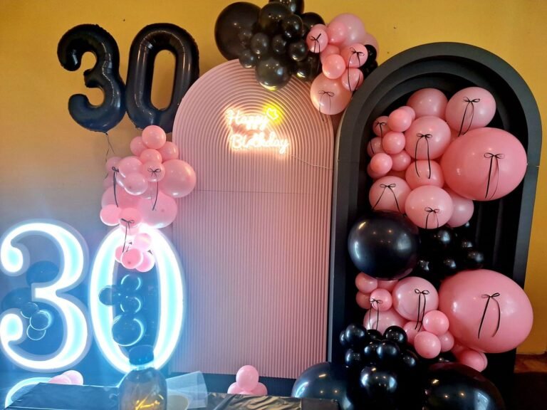 Ścianka z różowymi i czarnymi balonami i świecącą cyfrą 30 – jubileusz w Pęczniewie