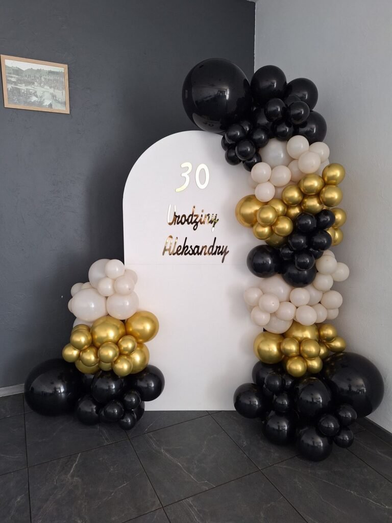 Ścianka na 30. urodziny z girlandą w czerni, bieli i złocie – jubileusz w Przykonie
