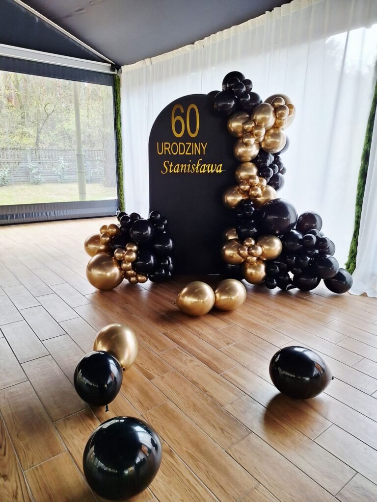 Czarna ścianka na 60. urodziny z czarno-złotymi balonami – jubileusz w Rzymsku