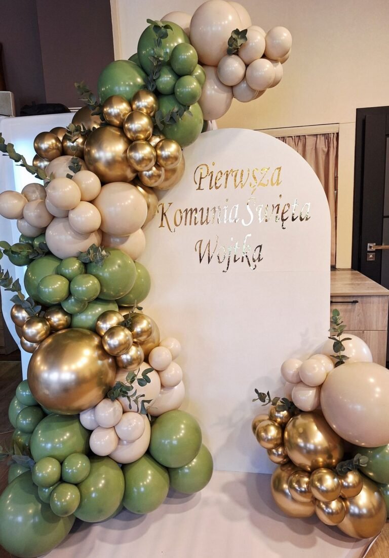 Ścianka komunijna z balonami w zieleni, beżu i złocie – komunia w Pęczniewie