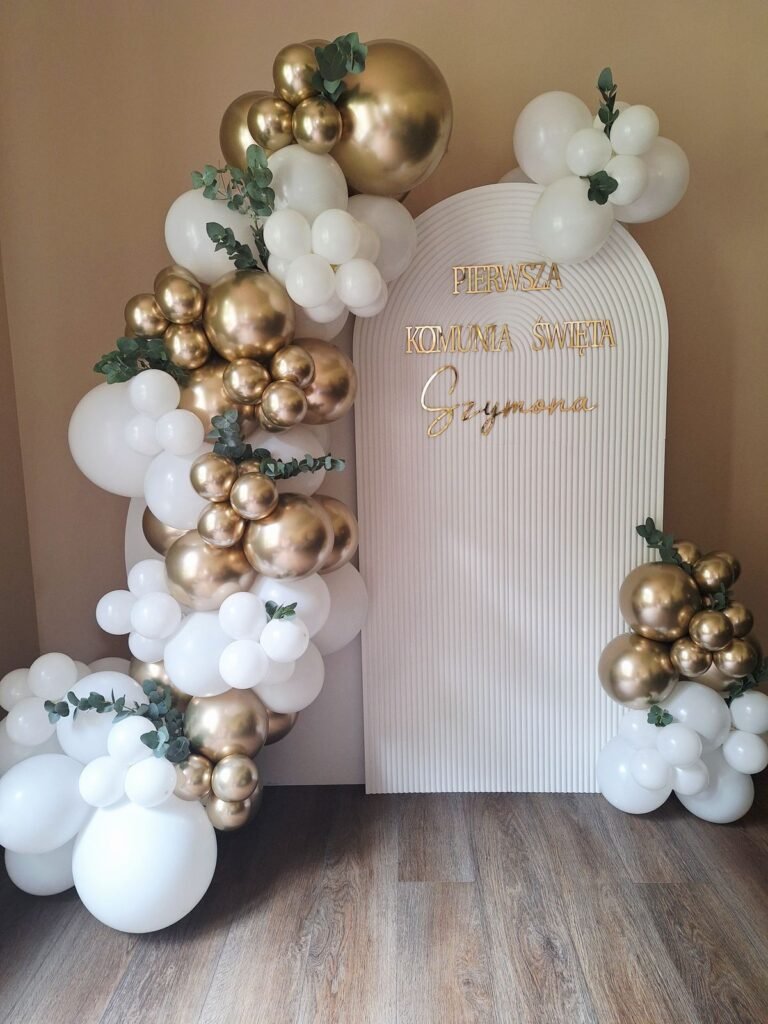 Ścianka komunijna z białymi i złotymi balonami oraz eukaliptusem – komunia we Włyniu