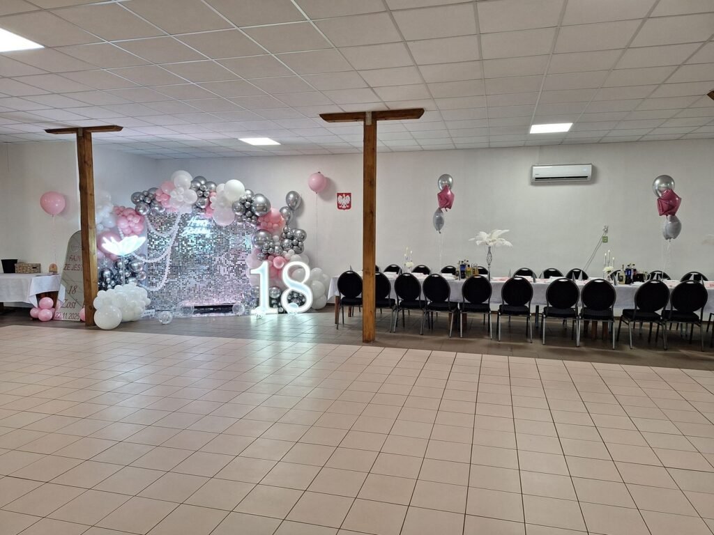 Sala przygotowana na osiemnastkę – osiemnastka w Dobrej