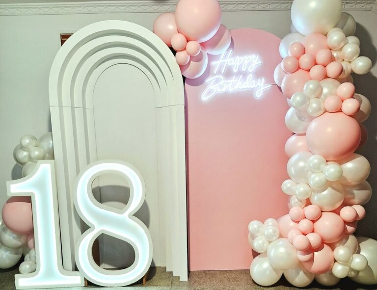 Ścianka z białymi łukami i różowo-białymi balonami na 18. urodziny – osiemnastka w Kalinowej