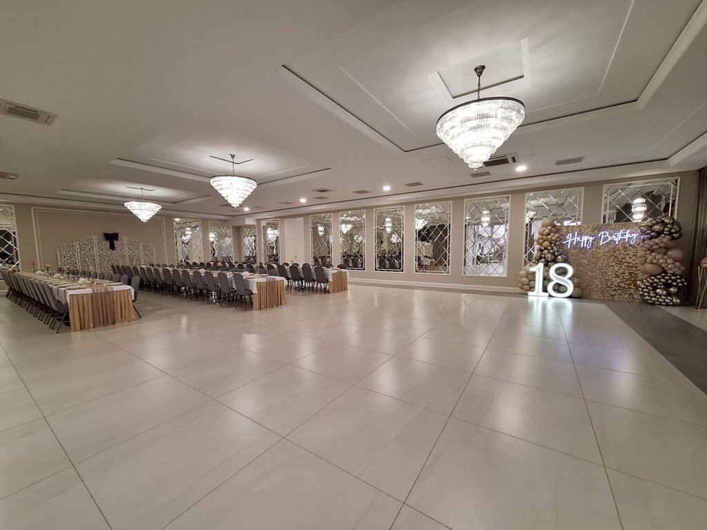 Sala balowa z dekoracją na osiemnastkę – osiemnastka w Parzęczewie