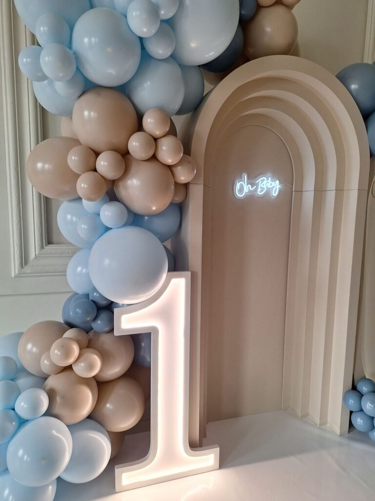 Łuk z balonów i świecąca jedynka – roczek w Poddębicach