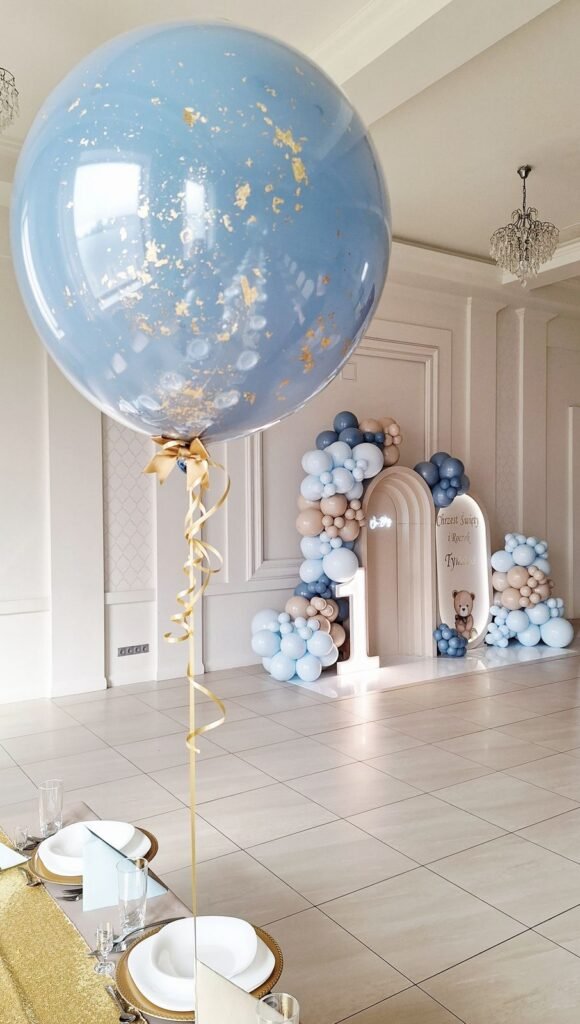 Duży balon z konfetti przy dekoracji – roczek w Poddębicach