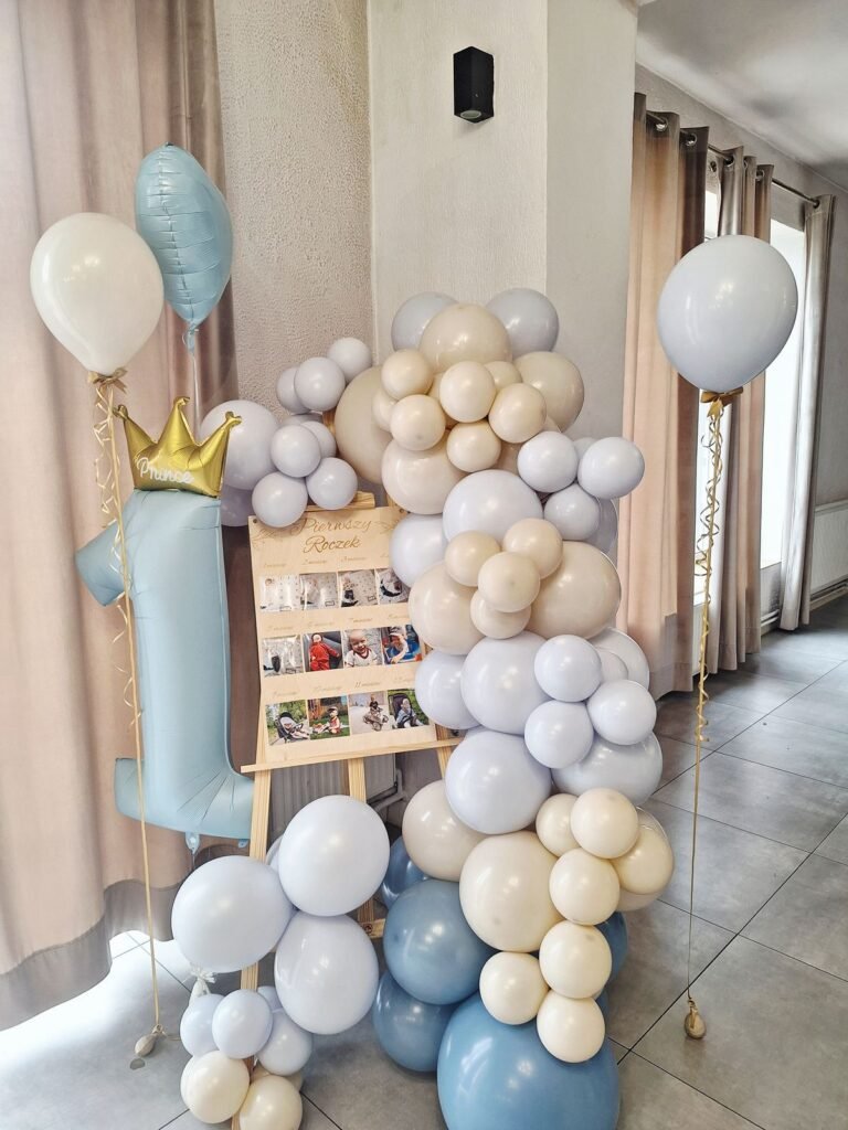 Kompozycja balonowa z koroną i cyfrą 1 – roczek w Rokietnicy