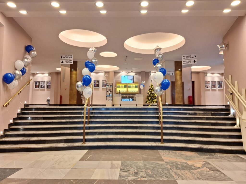 Girlandy balonowe przy schodach w foyer teatru – sylwester w Łodzi