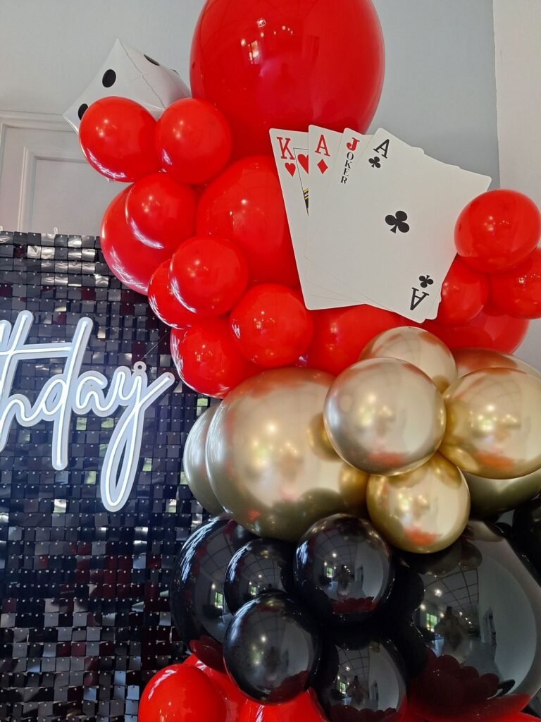 Girlanda z balonów, kart i kości do gry – jubileusz w Aleksandrowie Łódzkim
