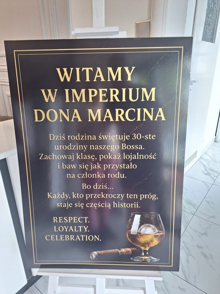 Tablica powitalna na 30. urodziny w stylu gangsterskim – jubileusz w Aleksandrowie Łódzkim