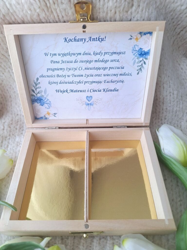 Wnętrze pudełka komunijnego z listem w błękicie