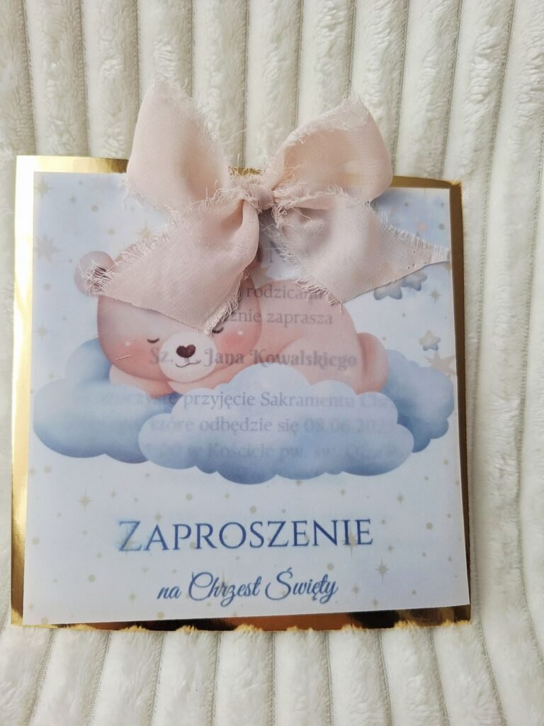 Zaproszenie z misiem i beżową kokardą